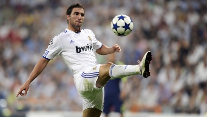 开云体育平台APP-本泽马里程碑之夜，NBA季后赛的跨时空交响