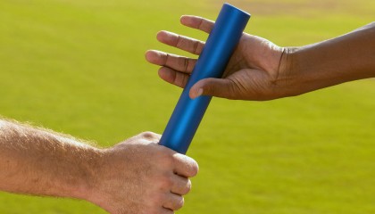 开云体育app-F1新赛季揭幕战焦点战，当赛道轰鸣遇上球场横扫，体育的极限叙事